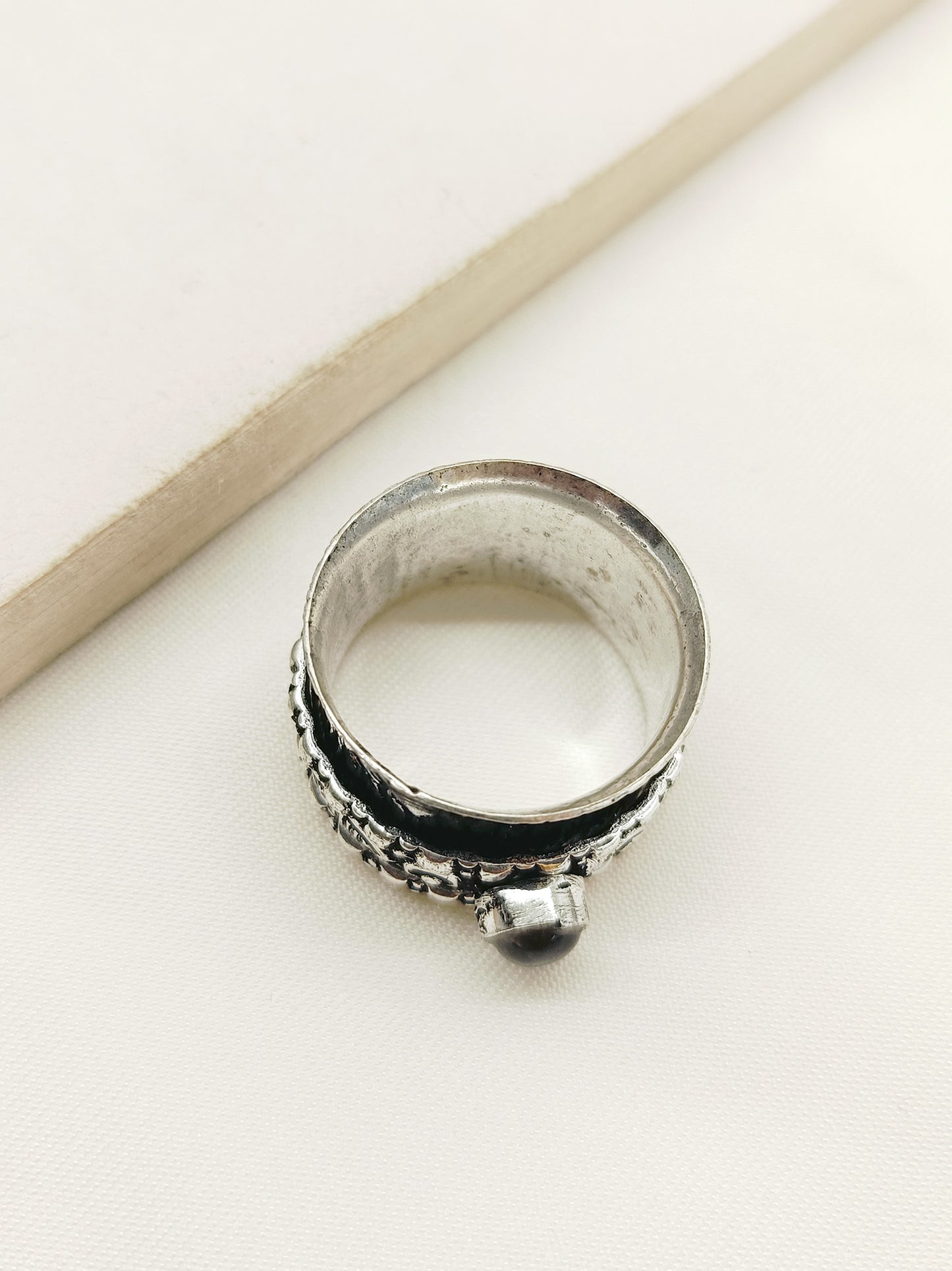 Flo White Oxidized Finger Ring