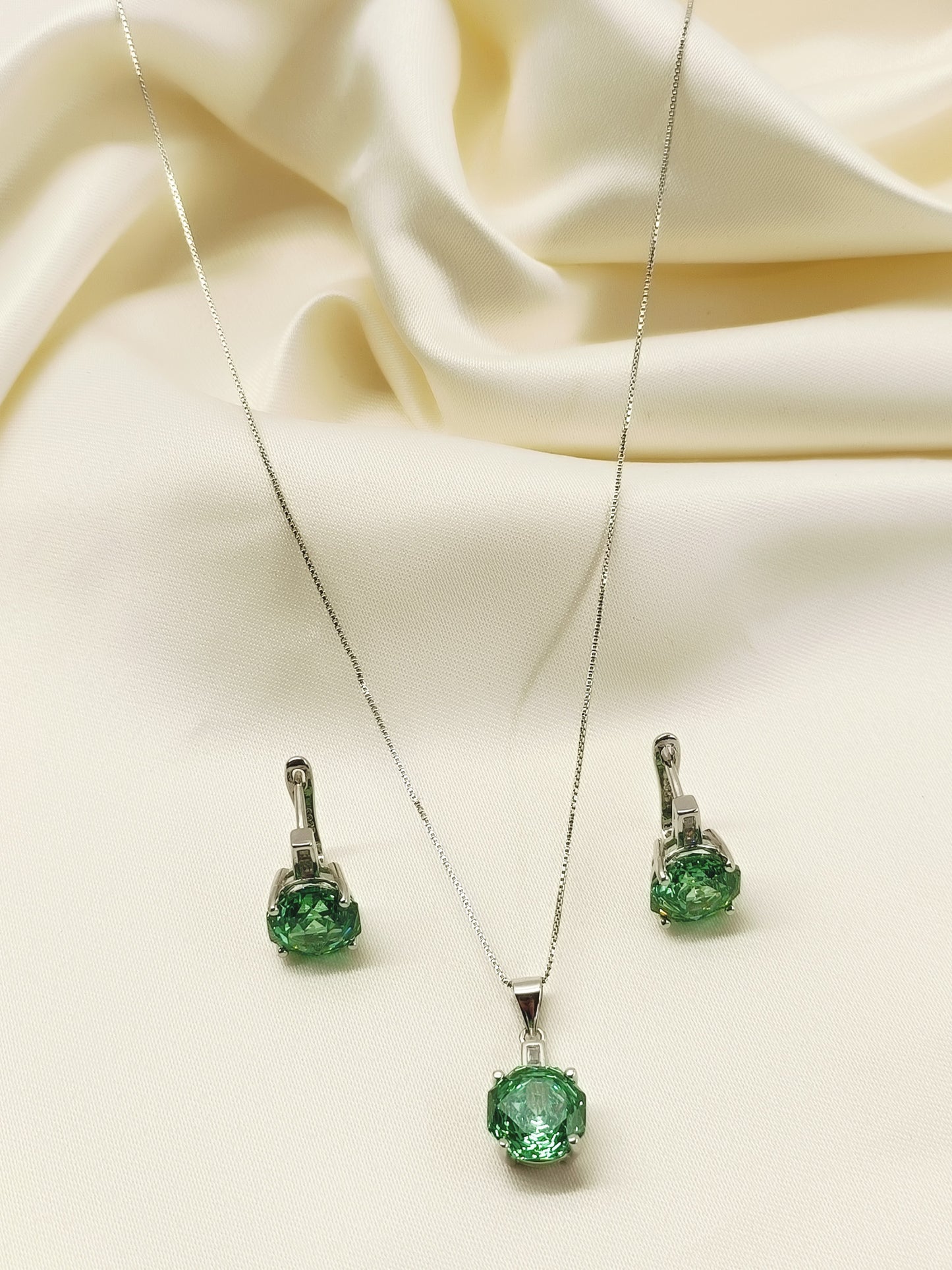 Kasni Green 92.5 Silver Peridot Gemstone Pendant Set