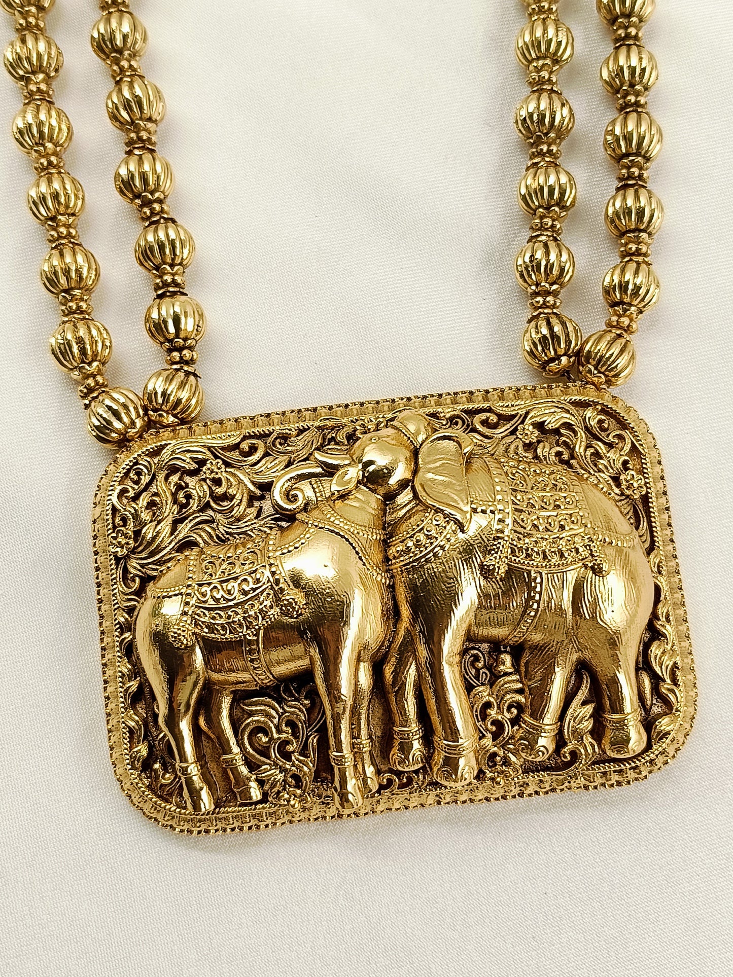 Tanishq Antique Gold Dual Elephant Men's Neckpiece