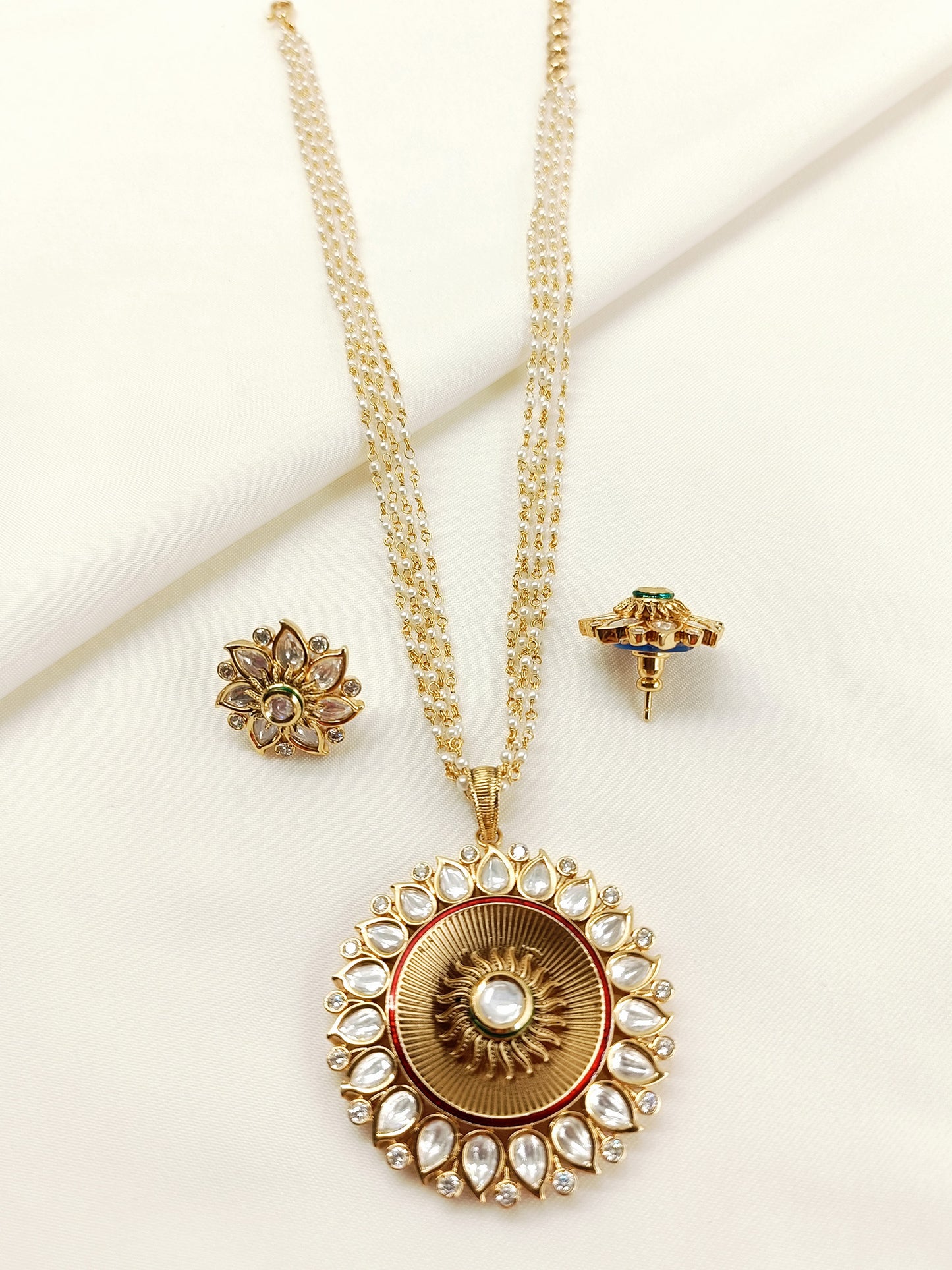Simrat White Kundan Sunburst Pendant Set