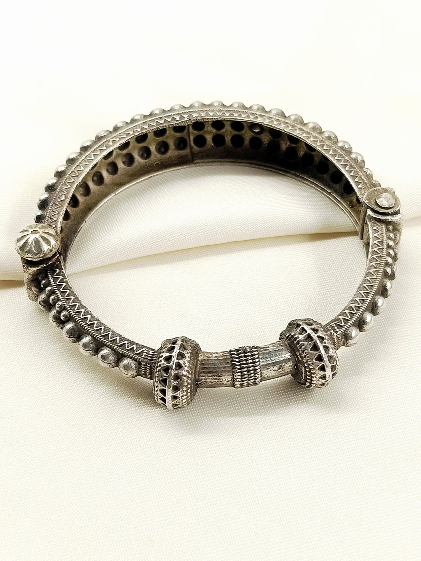 Zaha Plain Oxidized Bracelet