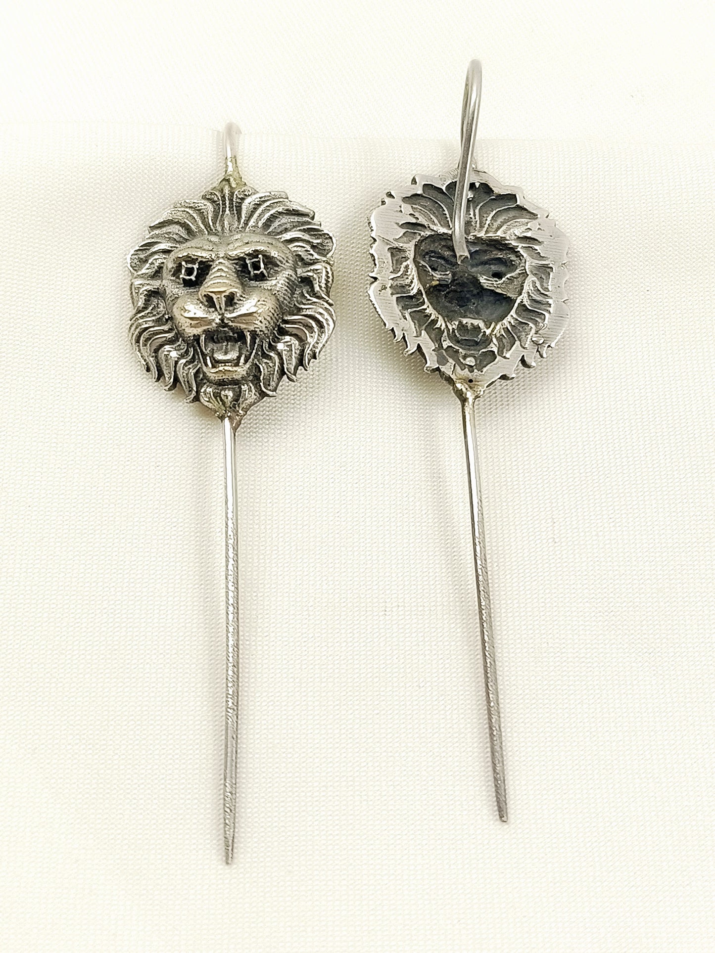 Nil Men’s Oxidized Silver Lion Head Earcuffs