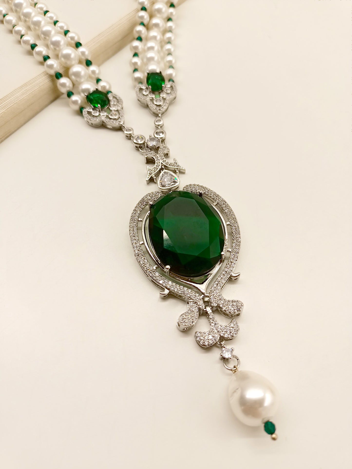Almaas Emerald American Diamond Neckpiece