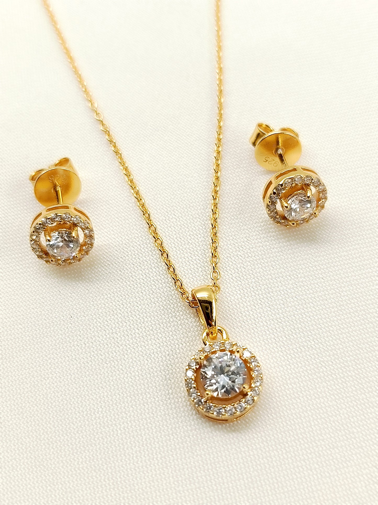 Ishmita 92.5 Silver Swarovski Stone Pendant Set