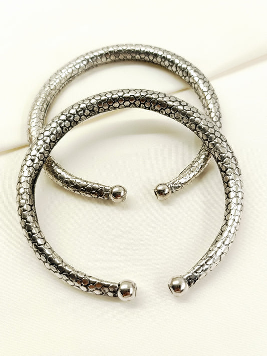 Akshita Plain Oxidized Honeycomb Anklets