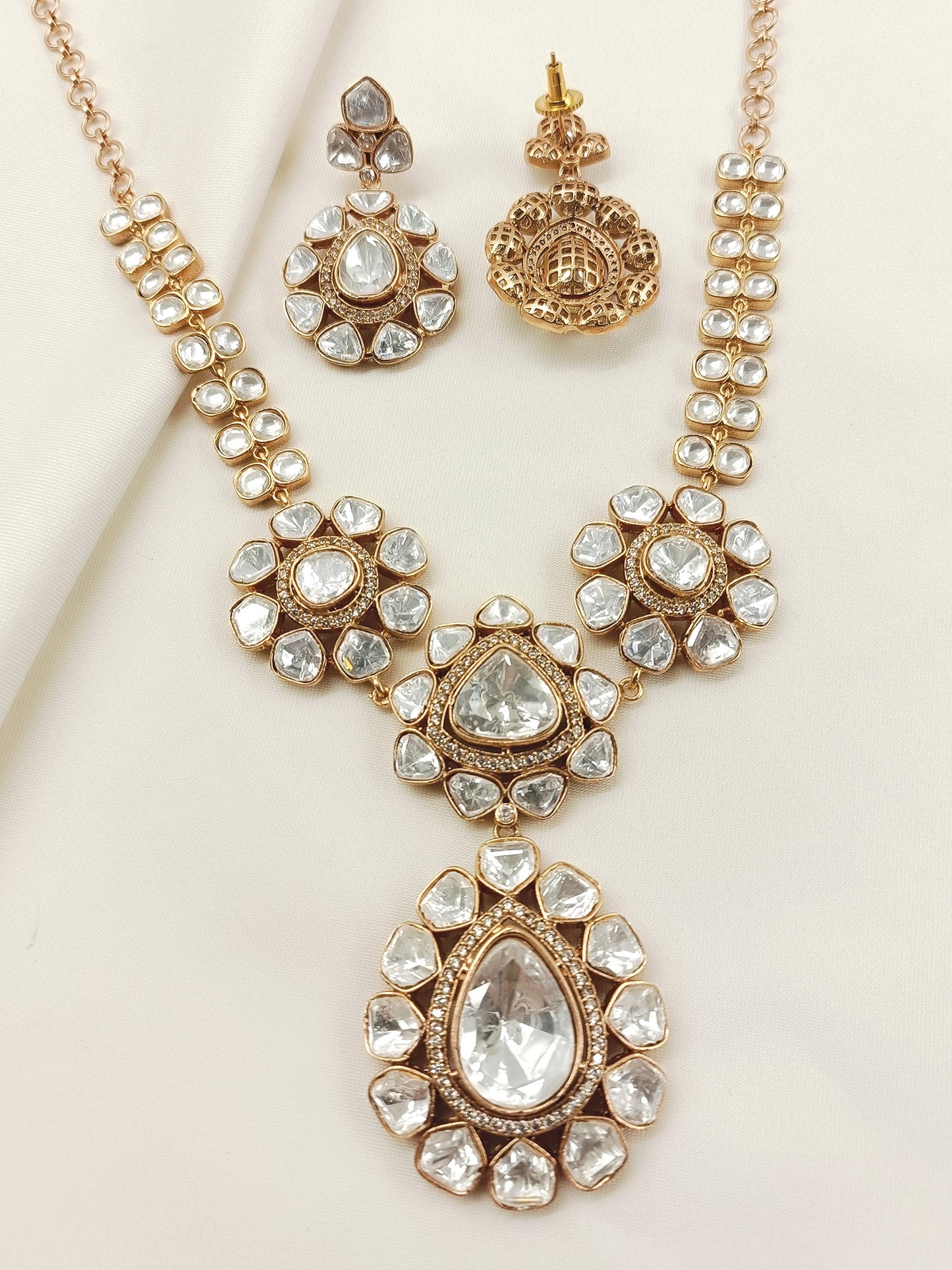 Vishnupriya White Kundan Necklace Set