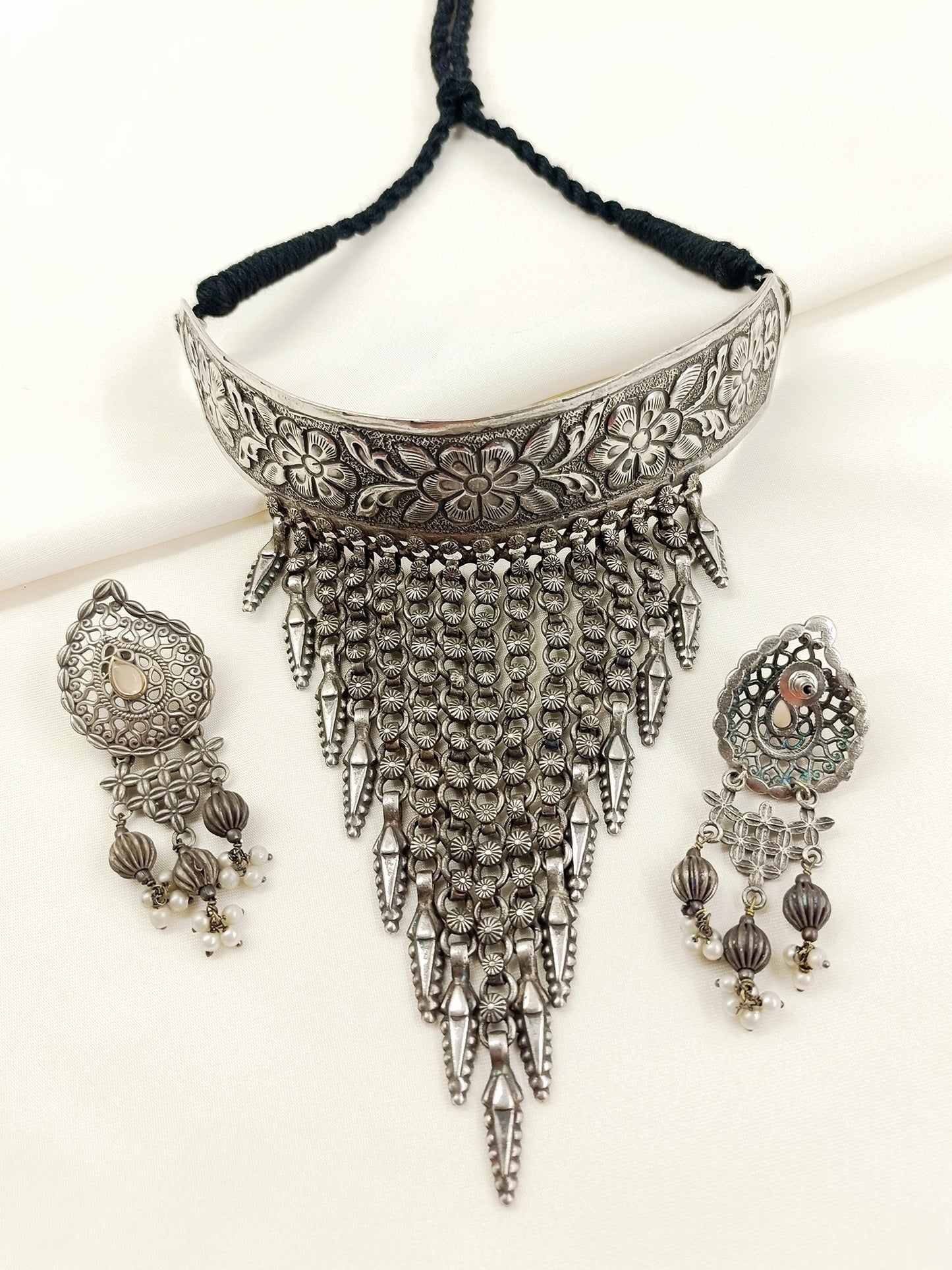 Rashmika Plain Oxidized Floral Hasli Choker Set