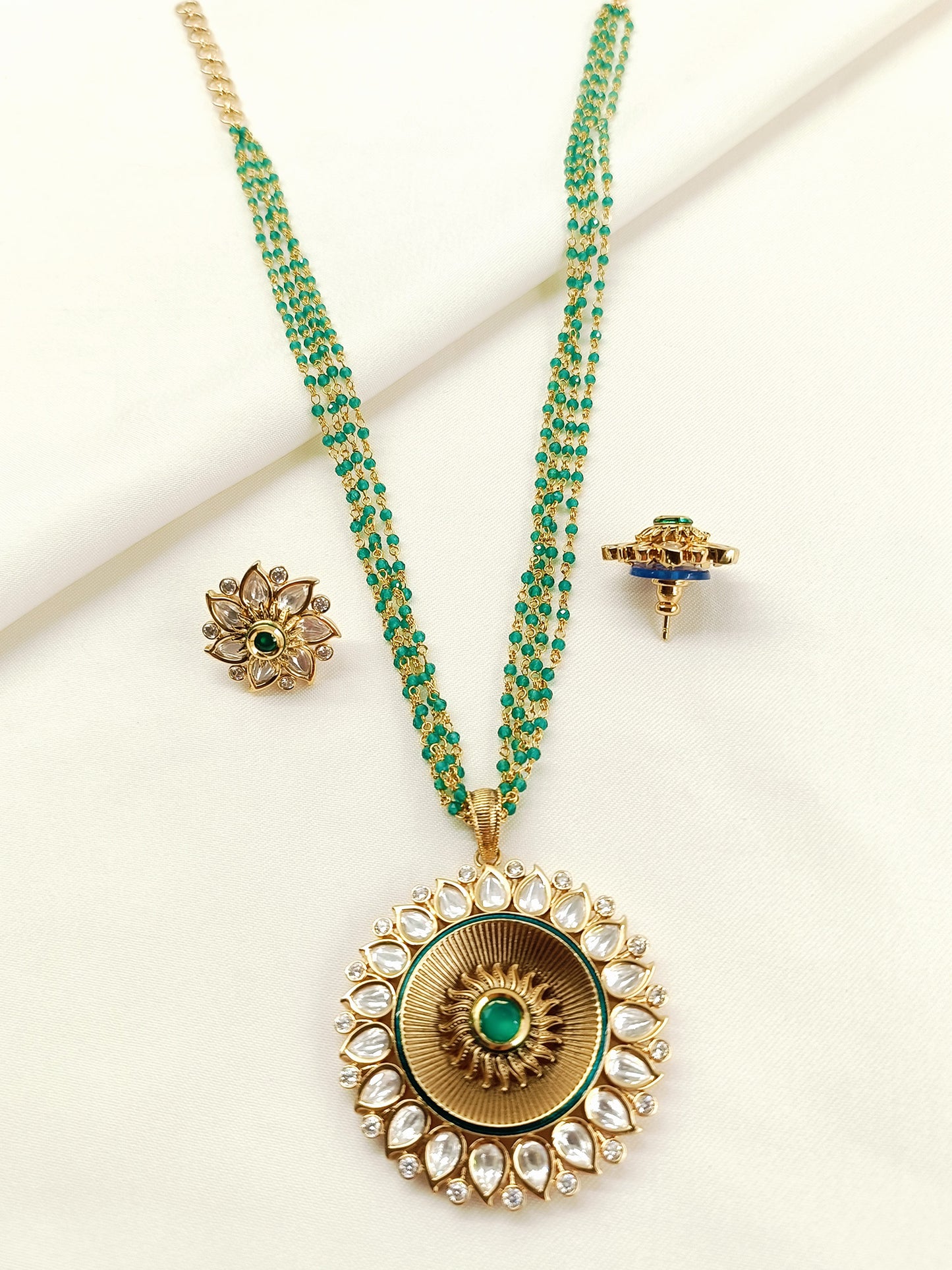 Zarina Green Kundan Sunburst Pendant Set