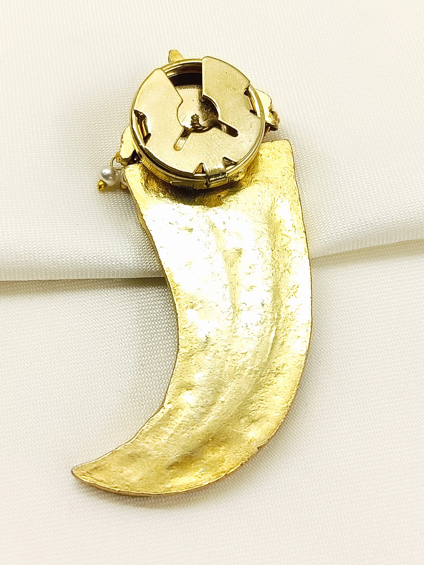 Aryav White Wagh Nakh Kundan Collar Men's Brooch