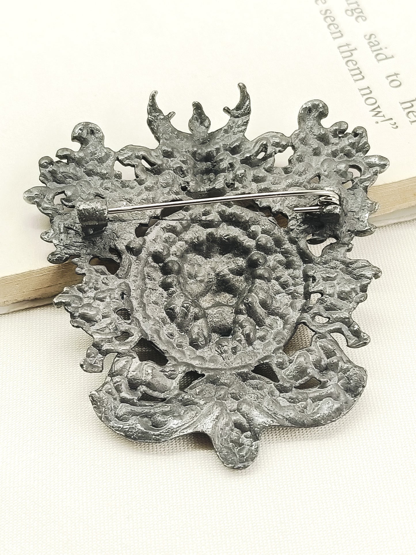 Nirvan Grey Lion Men's Brooch