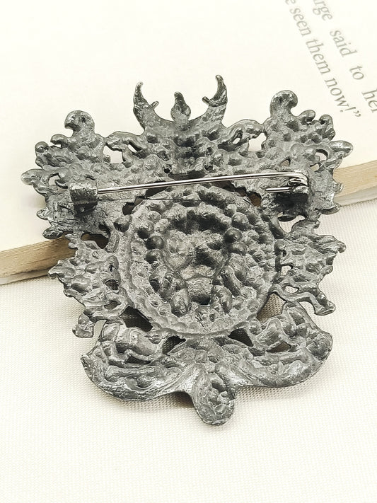 Nirvan Grey Lion Men's Brooch