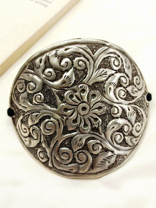 Shalesh Plain Oxidised Floral Carved Men's Bajubandh