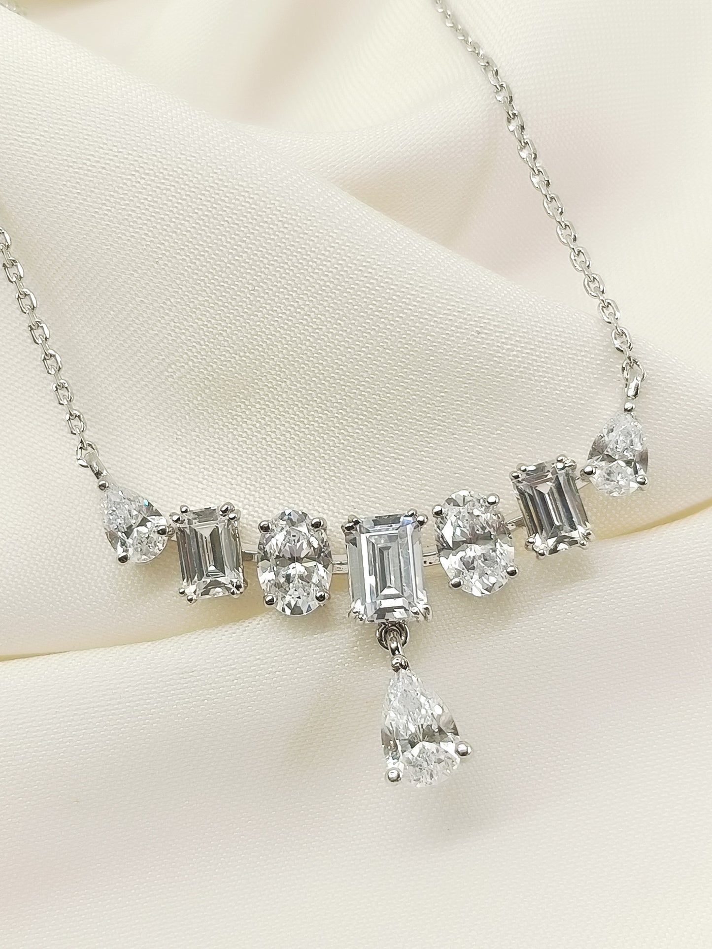 Akahi 92.5 Silver Swarovski Stone Pendal