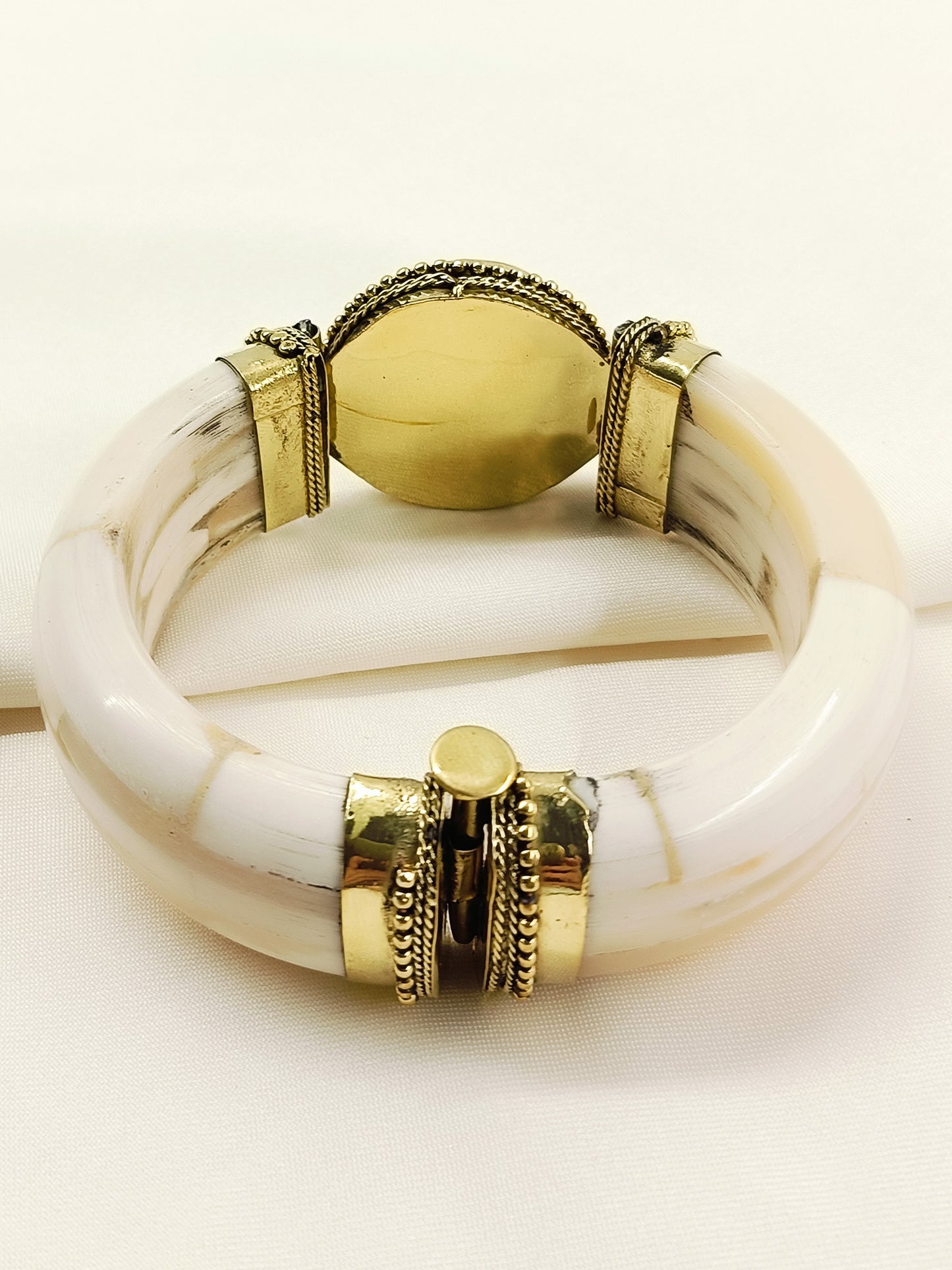 Arin Men’s Royal Green Onyx Stone Tribal Bone Bracelet