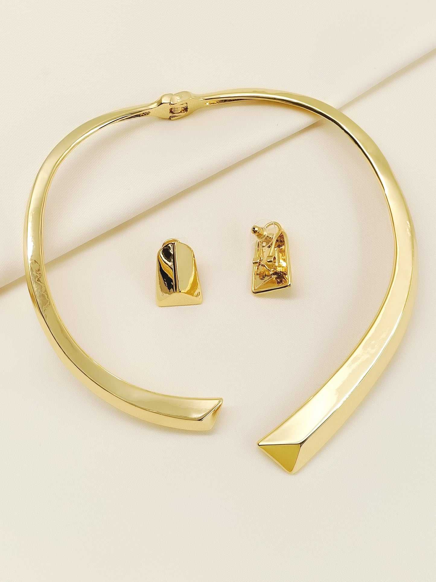 Kaaviya Golden Western Necklace Set