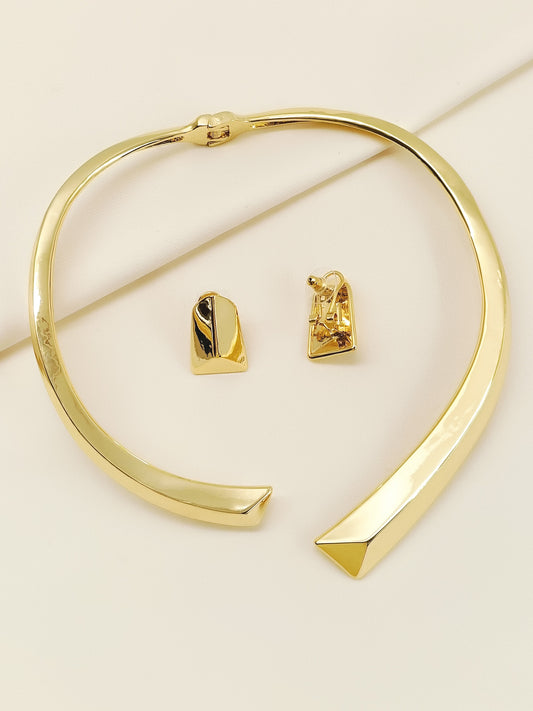 Kaaviya Golden Western Necklace Set