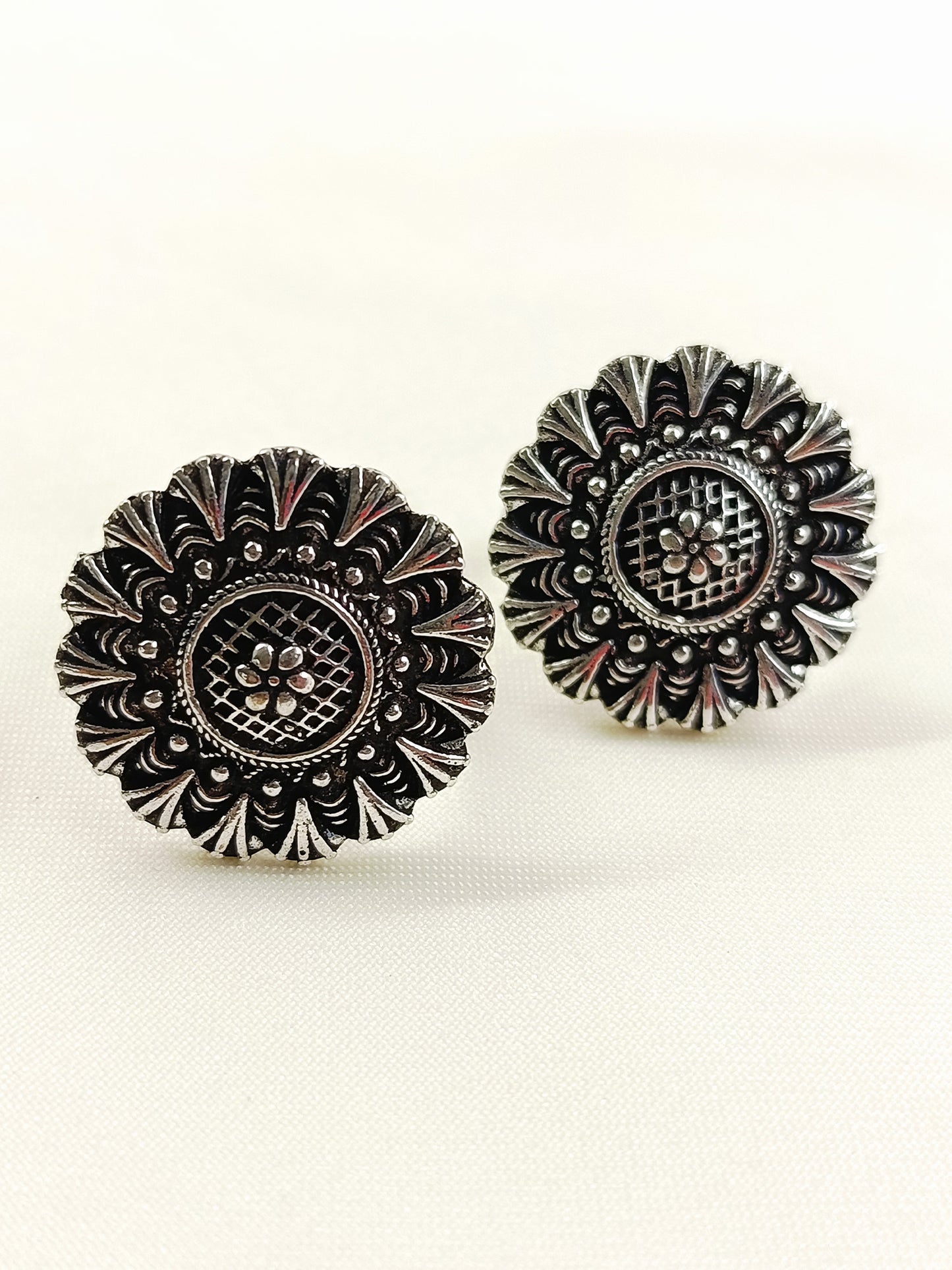 Subhashree Silver Oxidized Round Toe Ring Pair