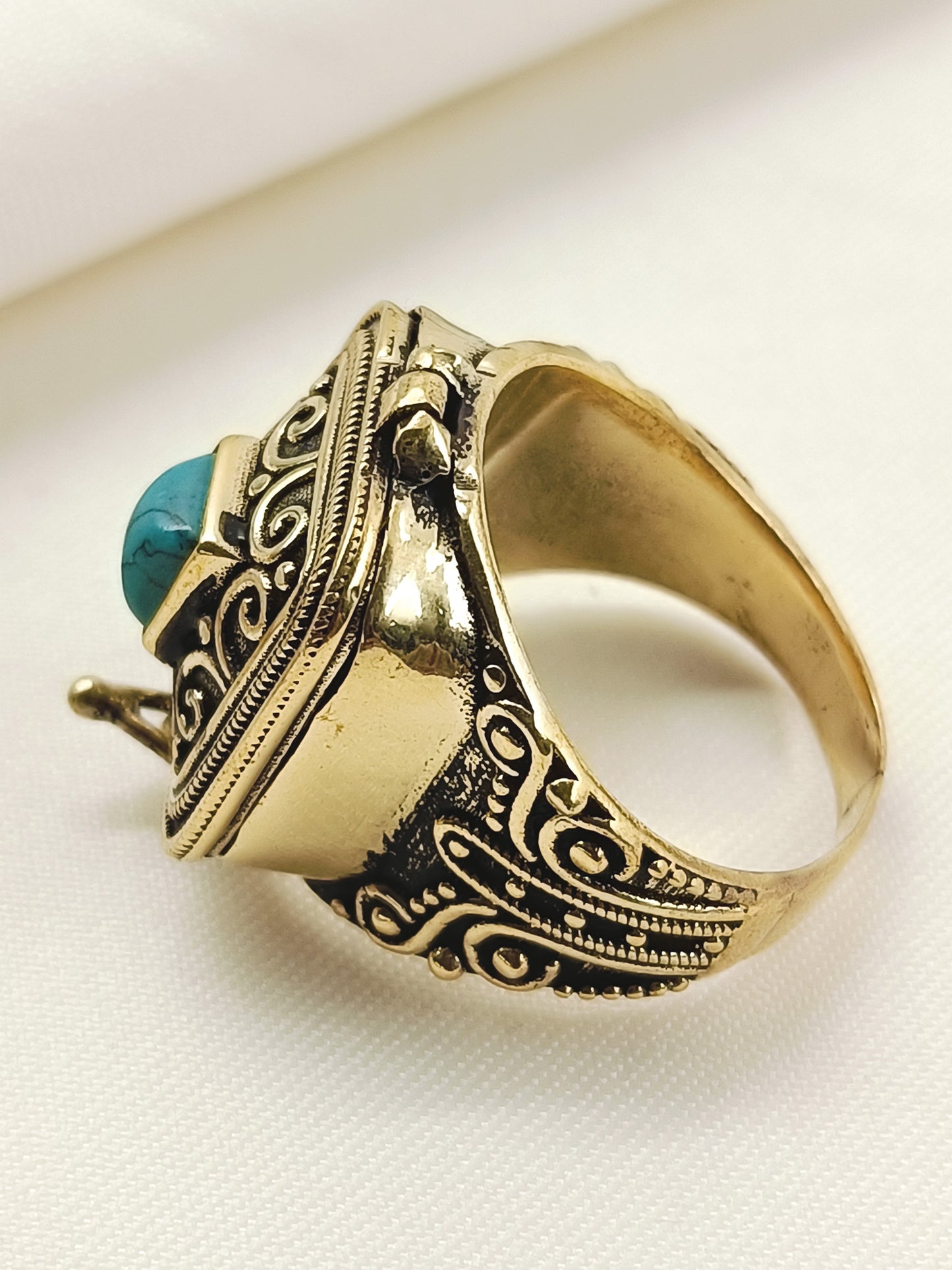 Aathirai Firozi Men's Finger Ring