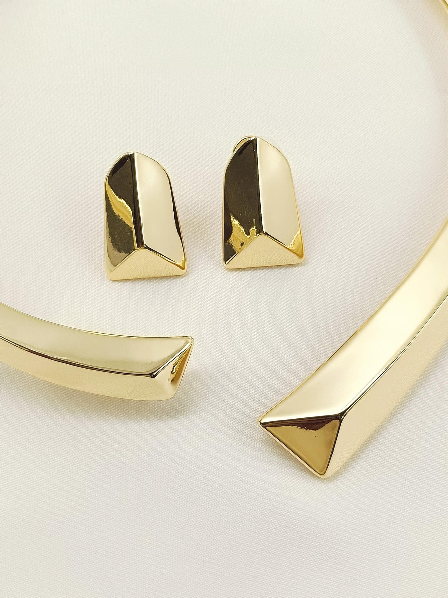 Kaaviya Golden Western Necklace Set