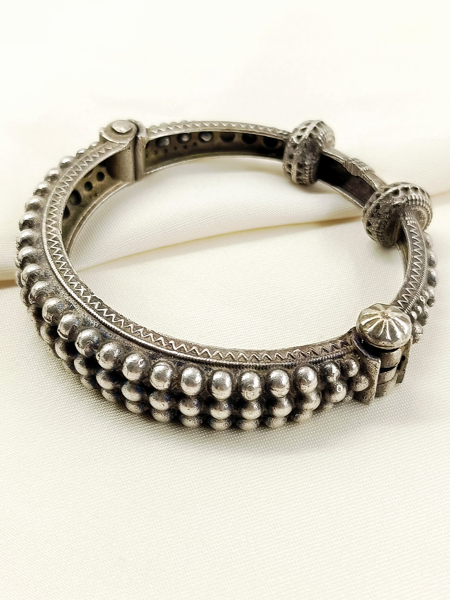 Zaha Plain Oxidized Bracelet