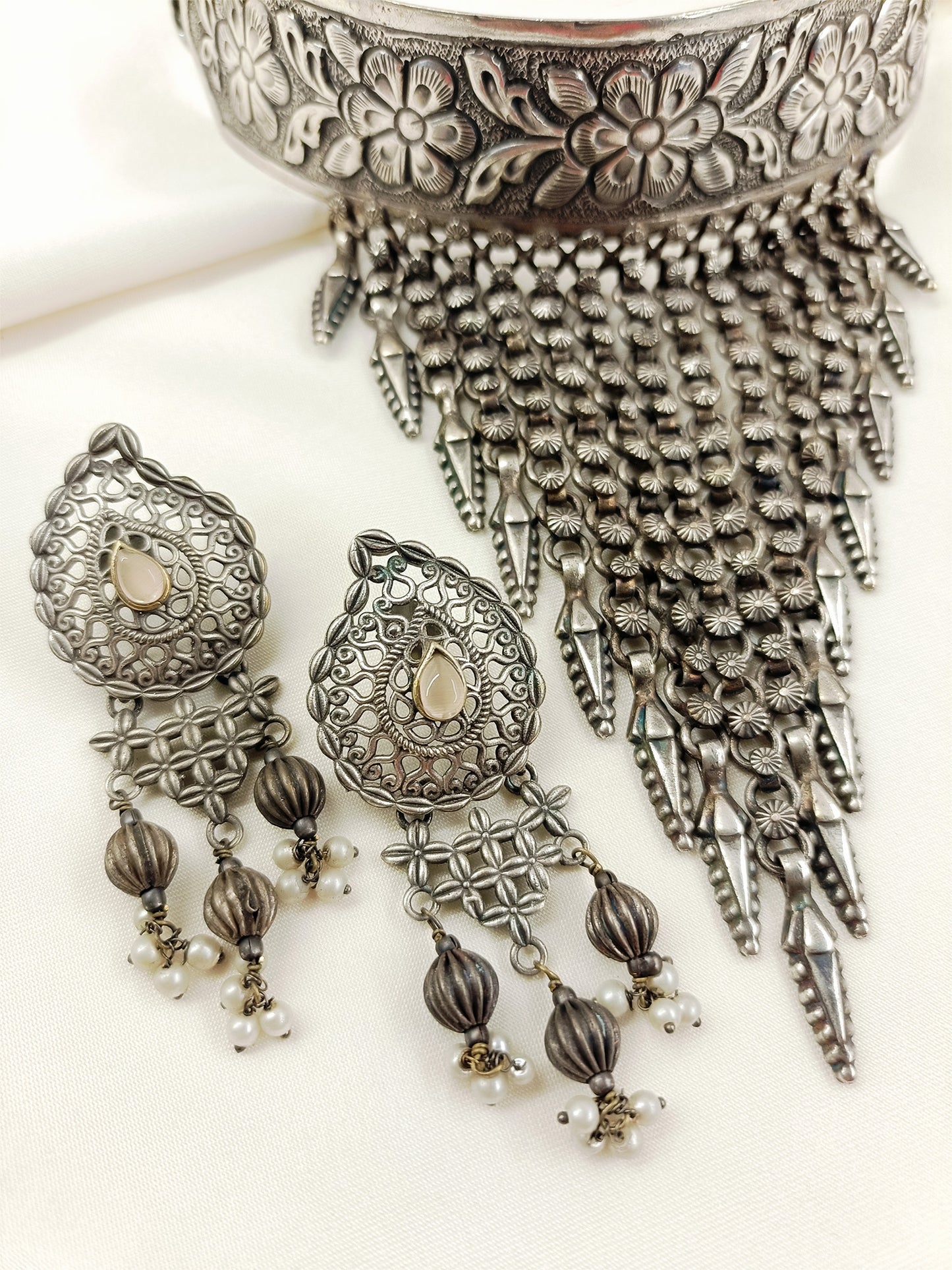 Rashmika Plain Oxidized Floral Hasli Choker Set