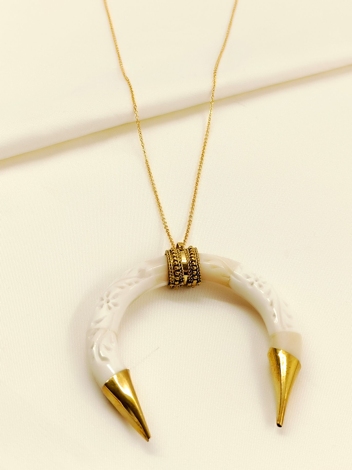 Rubyy White Bone Men's Neckpiece