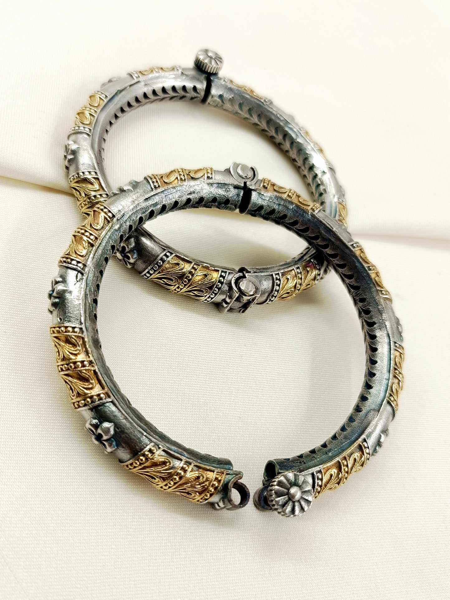 Shruti Dual Tone Oxidized Bangles