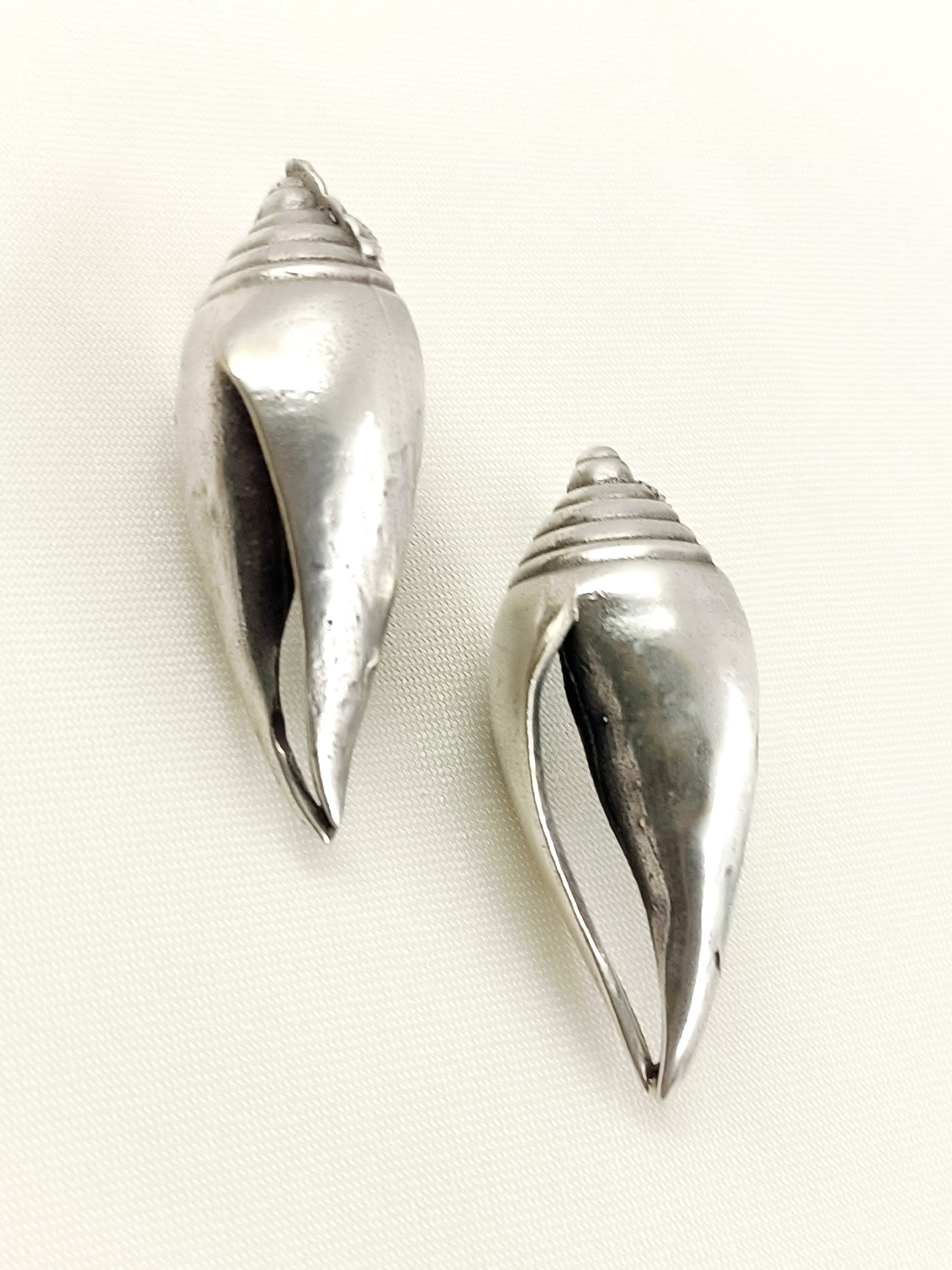 Hriday Plain Men's Earring