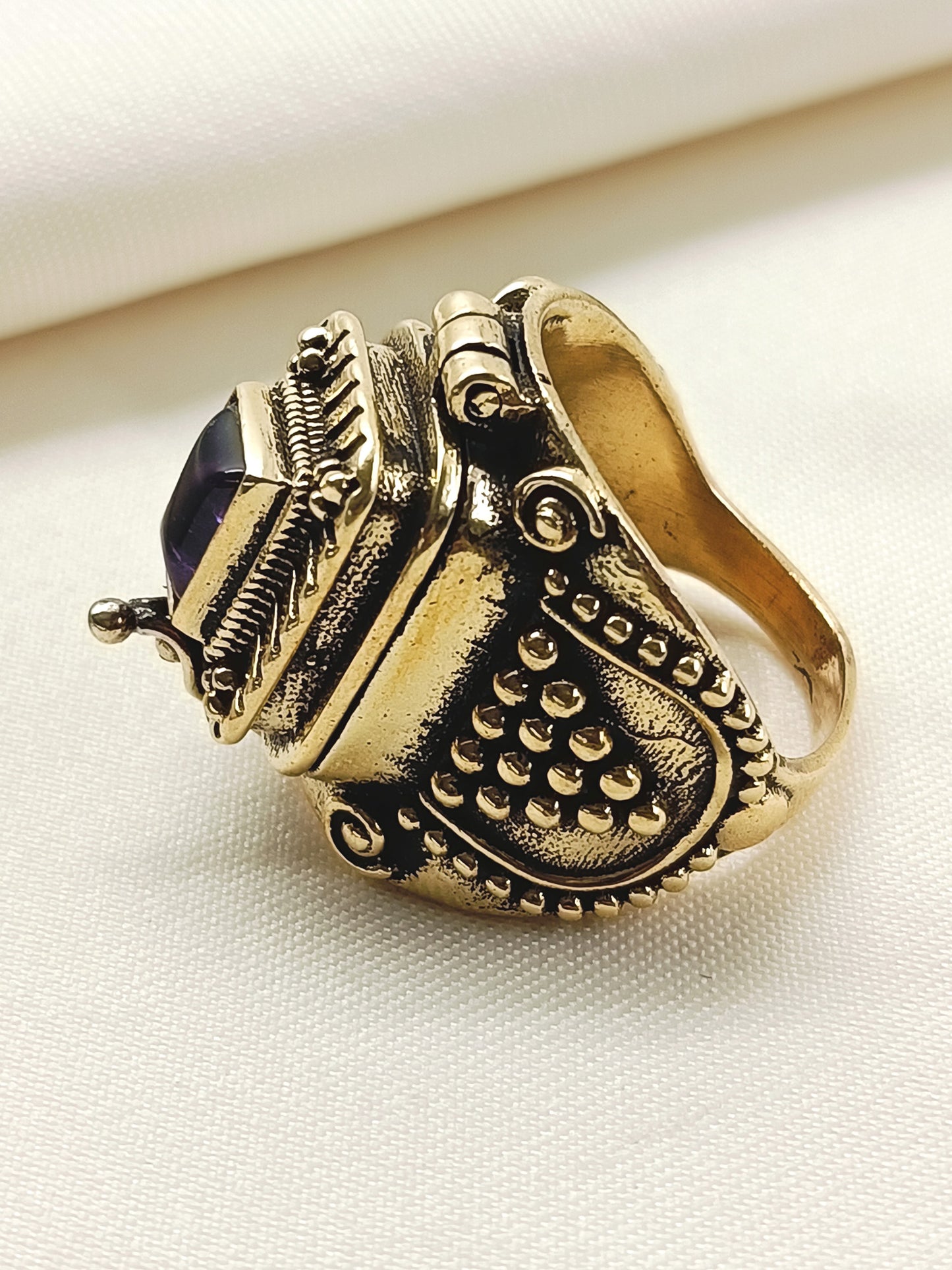 Akoya Purple Men's Finger Ring