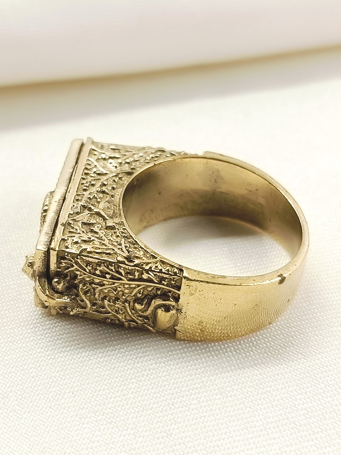 Dev Golden Men's Finger Ring