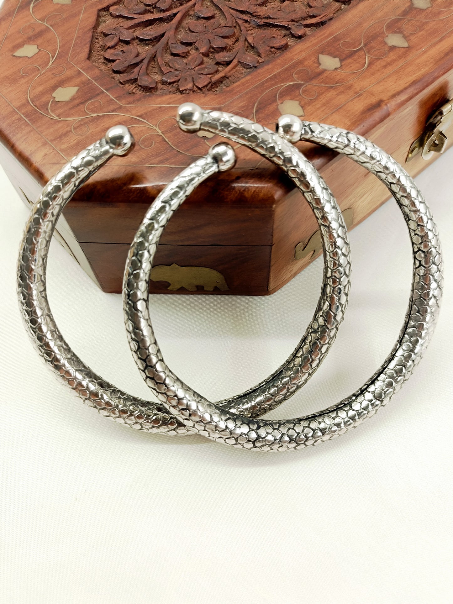Akshita Plain Oxidized Honeycomb Anklets