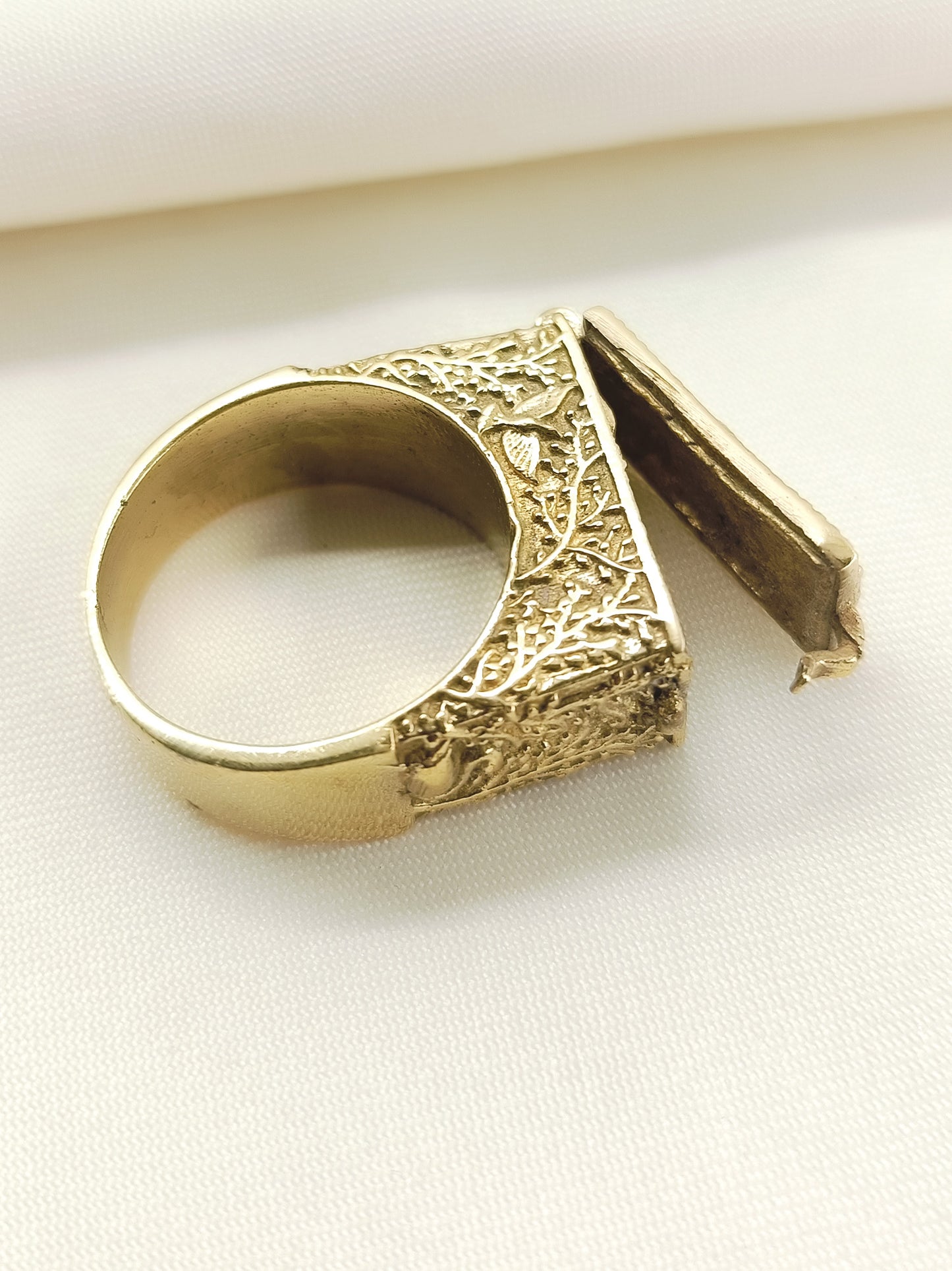 Dev Golden Men's Finger Ring