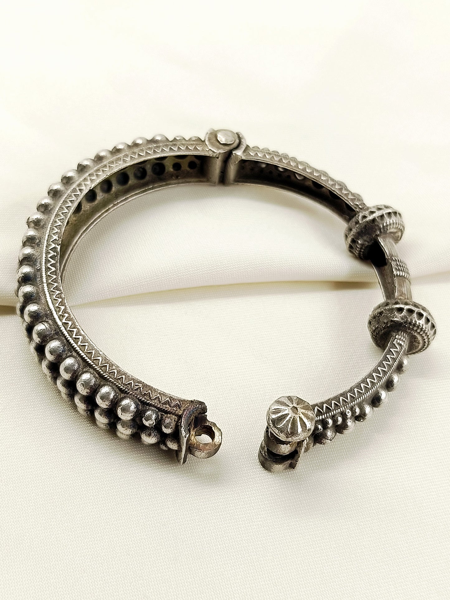 Zaha Plain Oxidized Bracelet