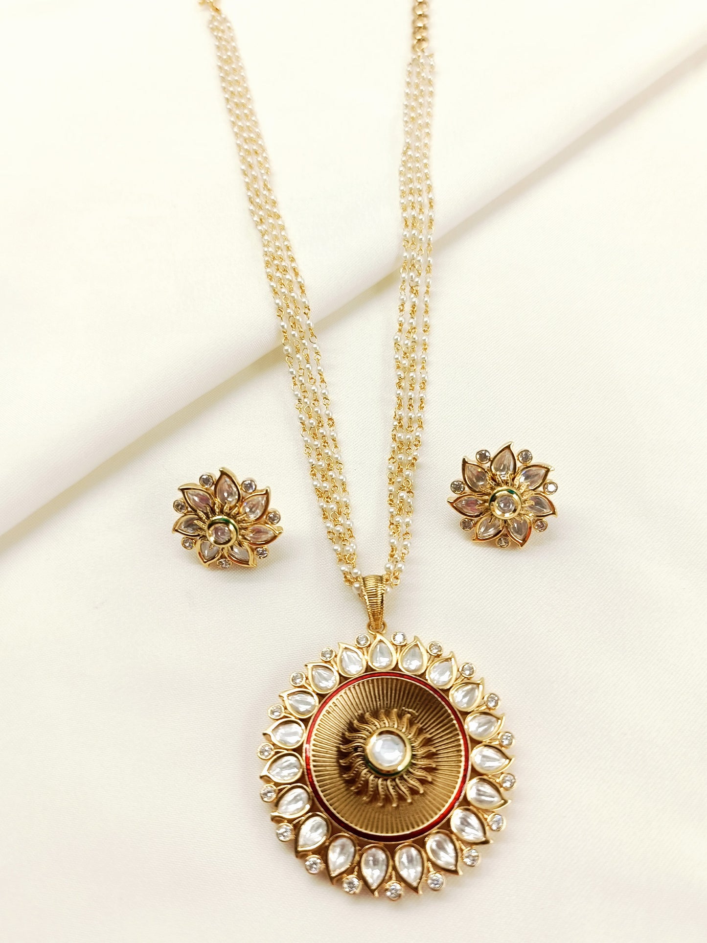 Simrat White Kundan Sunburst Pendant Set