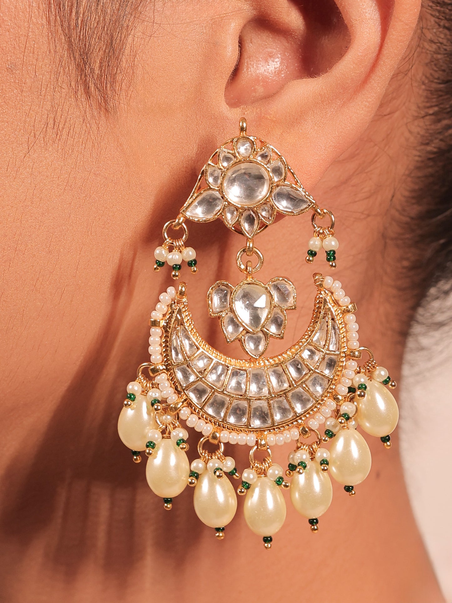 Omisha White Kundan Necklace Set
