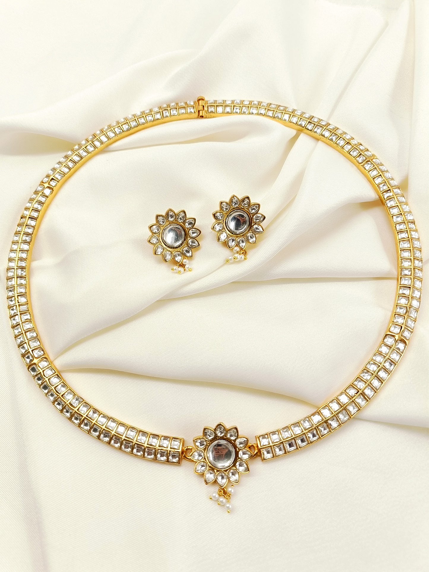 Samriddhi White Kundan Choker Set With Hasli